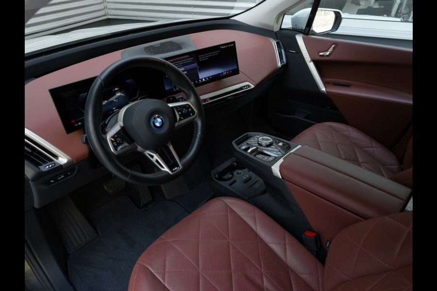 BMW iX xDrive40 Sportpakket - Driving + Parking Ass Prof - Stoelventilatie - Softclose