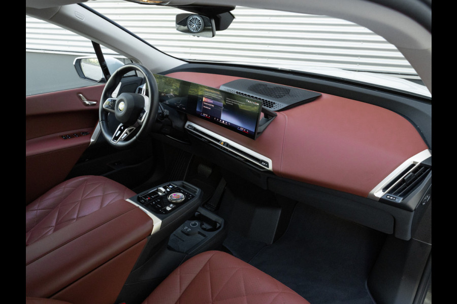 BMW iX xDrive40 Sportpakket - Driving + Parking Ass Prof - Stoelventilatie - Softclose
