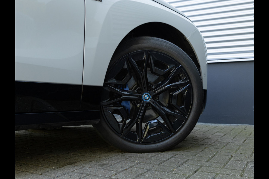 BMW iX xDrive40 Sportpakket - Driving + Parking Ass Prof - Stoelventilatie - Softclose