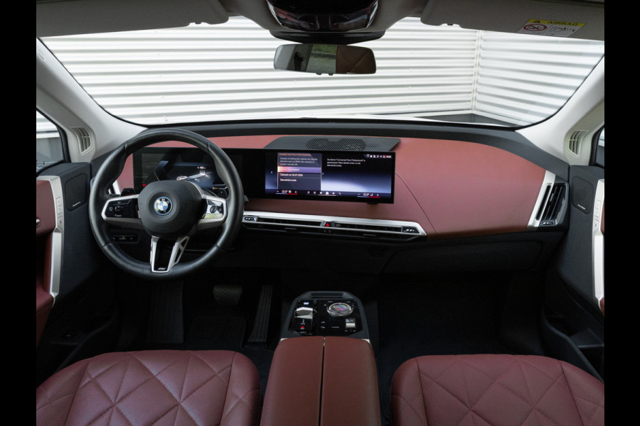 BMW iX xDrive40 Sportpakket - Driving + Parking Ass Prof - Stoelventilatie - Softclose