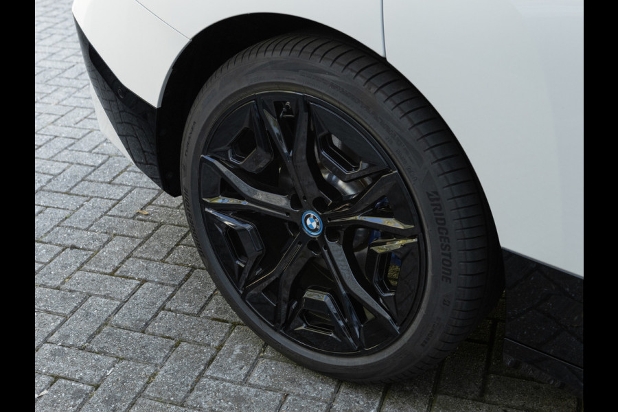 BMW iX xDrive40 Sportpakket - Driving + Parking Ass Prof - Stoelventilatie - Softclose