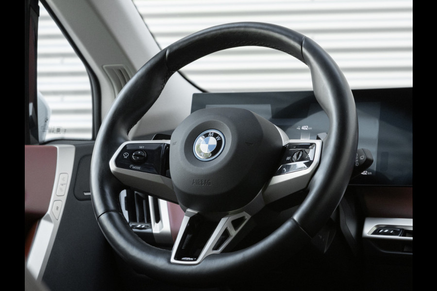 BMW iX xDrive40 Sportpakket - Driving + Parking Ass Prof - Stoelventilatie - Softclose