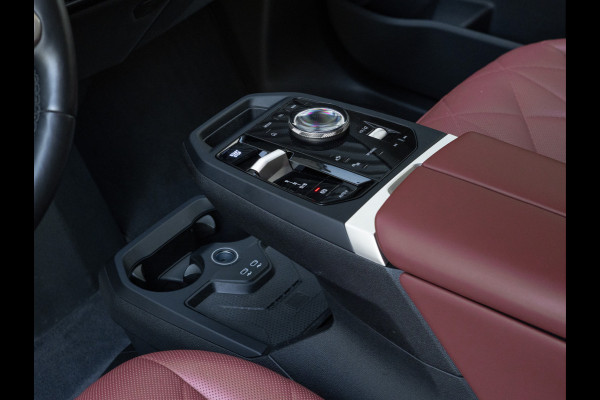 BMW iX xDrive40 Sportpakket - Driving + Parking Ass Prof - Stoelventilatie - Softclose