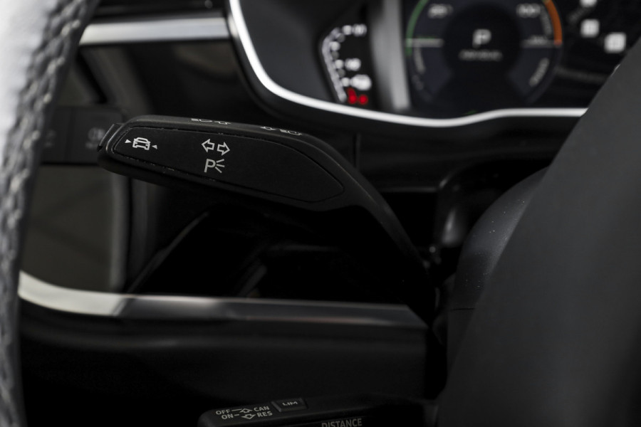 Audi Q3 45 TFSI e S edition S-line - Automaat | Dig. Cockpit | Adapt. Cruise | PDC | NAV + App. Connect | ECC | DAB | Elek. Klep | Elek. Trekhaak | LM 20" |