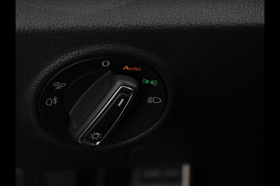 Volkswagen T-Roc 1.5 TSI 150pk Automaat R-Line Digitale Cockpit Climate Control Camera Navigatie Apple Carplay/Android Auto Lichtmetalen Velgen Parkeer sensoren Dab Led Adaptive Cruise Control