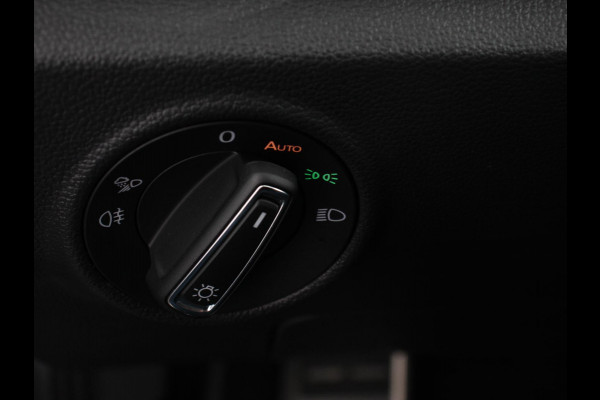 Volkswagen T-Roc 1.5 TSI 150pk Automaat R-Line Digitale Cockpit Climate Control Camera Navigatie Apple Carplay/Android Auto Lichtmetalen Velgen Parkeer sensoren Dab Led Adaptive Cruise Control