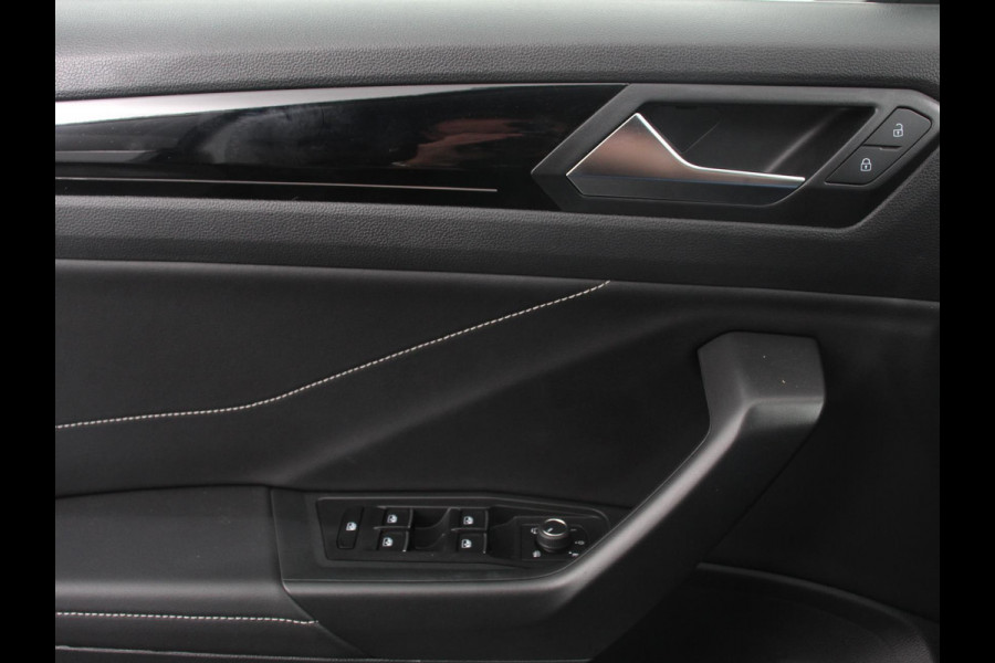 Volkswagen T-Roc 1.5 TSI 150pk Automaat R-Line Digitale Cockpit Climate Control Camera Navigatie Apple Carplay/Android Auto Lichtmetalen Velgen Parkeer sensoren Dab Led Adaptive Cruise Control