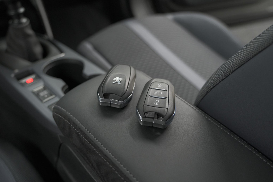 Peugeot 2008 PureTech 100 Allure | Camera | Navigatie | Apple Carplay | Parkeersensoren