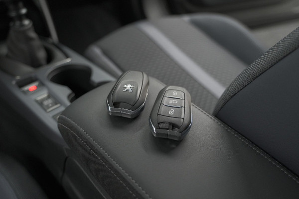 Peugeot 2008 PureTech 100 Allure | Camera | Navigatie | Apple Carplay | Parkeersensoren