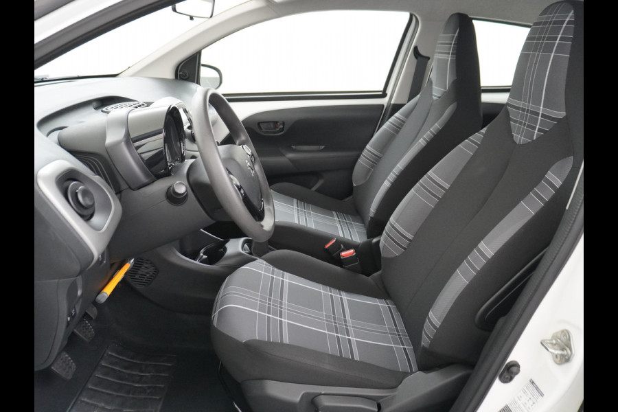 Peugeot 108 1.0I 70PK e-VTi 5Drs Airco Isofix ESP CV met afstandsbediening Elek.ramen Active BluetoothPack Premium **SLECHTS 31.518 KM **  € 23,- Wegenbelasting p/m 100% Dealeronderhouden Origineel Nederlandse Auto