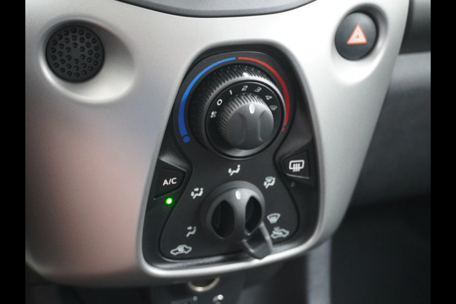 Peugeot 108 1.0I 70PK e-VTi 5Drs Airco Isofix ESP CV met afstandsbediening Elek.ramen Active BluetoothPack Premium **SLECHTS 31.518 KM **  € 23,- Wegenbelasting p/m 100% Dealeronderhouden Origineel Nederlandse Auto
