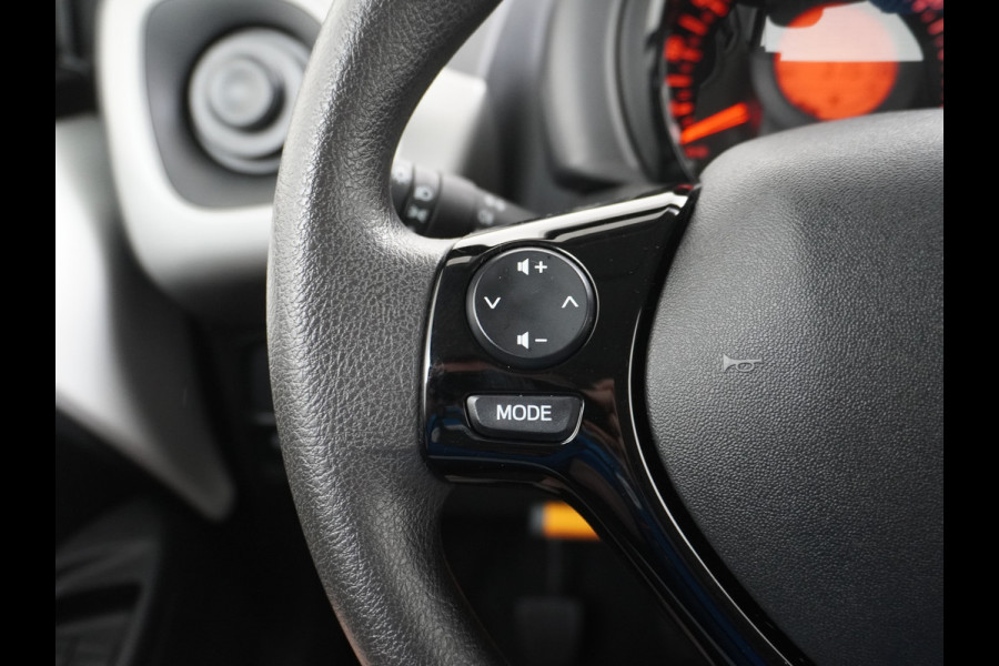 Peugeot 108 1.0I 70PK e-VTi 5Drs Airco Isofix ESP CV met afstandsbediening Elek.ramen Active BluetoothPack Premium **SLECHTS 31.518 KM **  € 23,- Wegenbelasting p/m 100% Dealeronderhouden Origineel Nederlandse Auto