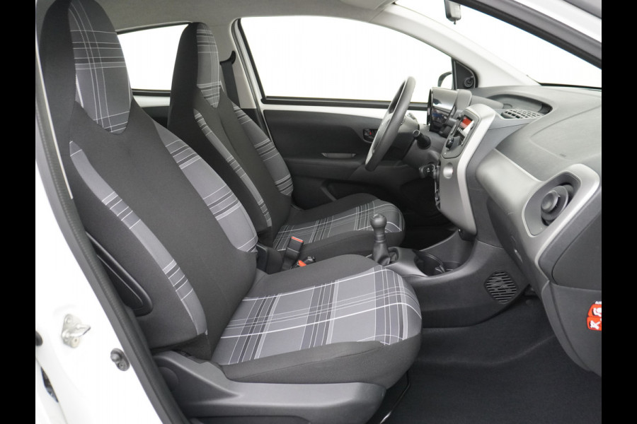 Peugeot 108 1.0I 70PK e-VTi 5Drs Airco Isofix ESP CV met afstandsbediening Elek.ramen Active BluetoothPack Premium **SLECHTS 31.518 KM **  € 23,- Wegenbelasting p/m 100% Dealeronderhouden Origineel Nederlandse Auto
