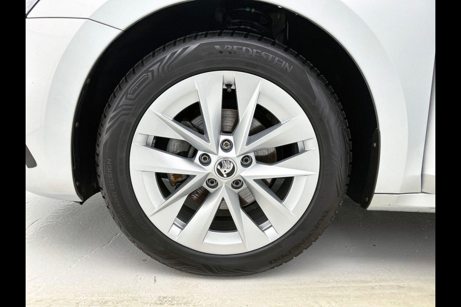 Škoda Octavia Combi 1.5 e-TSI DSG Style Navigatie Climatic Control  Parkeer Sensoren + Camera DAB Cruise control Lichtmetalen Velgen Keyless