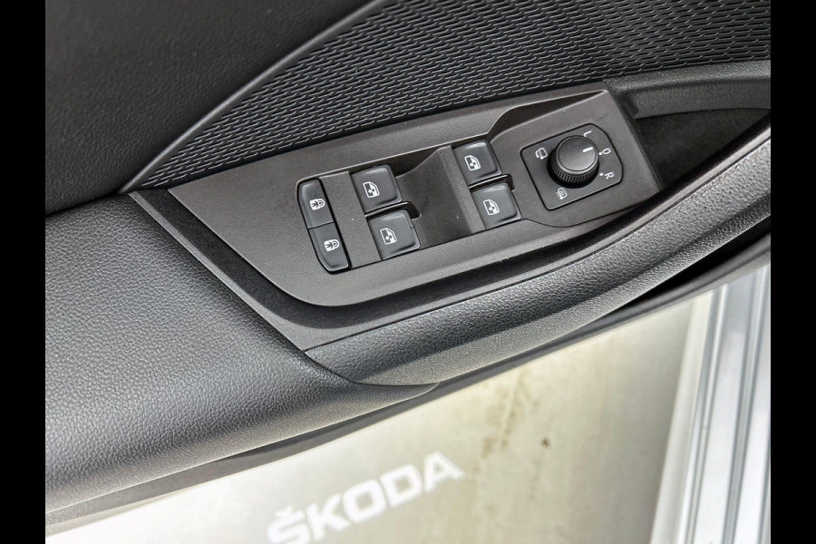 Škoda Octavia Combi 1.5 e-TSI DSG Style Navigatie Climatic Control  Parkeer Sensoren + Camera DAB Cruise control Lichtmetalen Velgen Keyless
