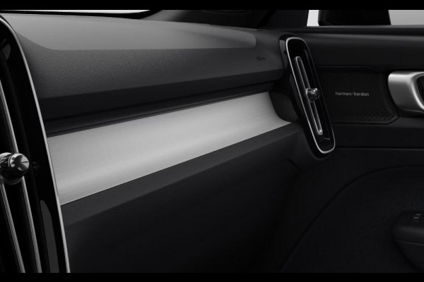 Volvo XC40 B4 211PK Automaat Plus Dark / Extra getint glas / Microtech/Nubuck / Camera achter