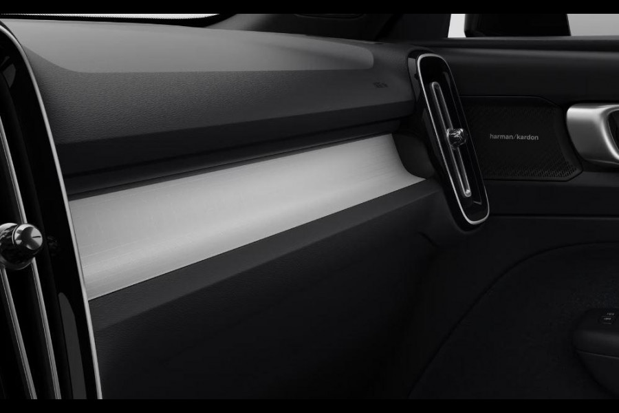 Volvo XC40 B4 211PK Automaat Plus Dark / Extra getint glas / Microtech/Nubuck / Camera achter