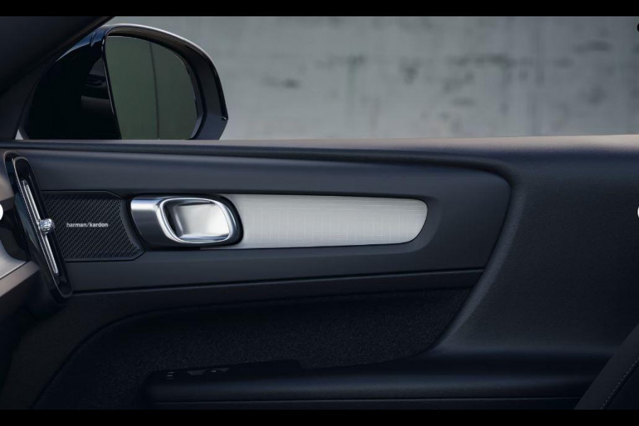 Volvo XC40 B4 211PK Automaat Plus Dark / Extra getint glas / Microtech/Nubuck / Camera achter