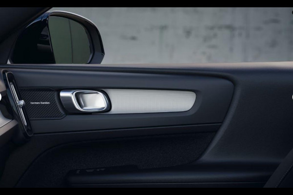 Volvo XC40 B4 211PK Automaat Plus Dark / Extra getint glas / Microtech/Nubuck / Camera achter