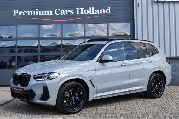 BMW X3 xDrive30e M-Sport Pakket 292 Pk Brooklyn Grau 12-2021 Laser Led Pano Navi Leder HUD Camera Carbon Trekhaak 20 Inch