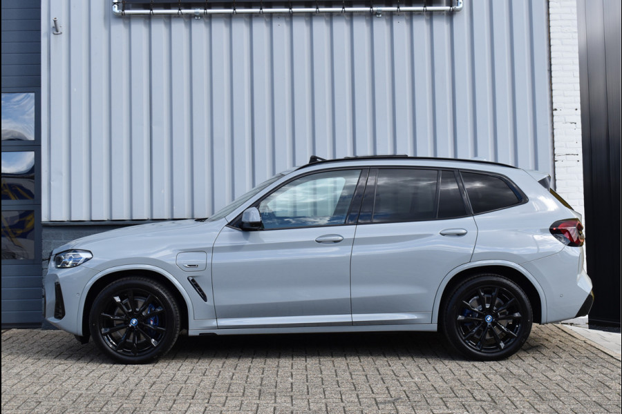 BMW X3 xDrive30e M-Sport Pakket 292 Pk Brooklyn Grau 12-2021 Laser Led Pano Navi Leder HUD Camera Carbon Trekhaak 20 Inch