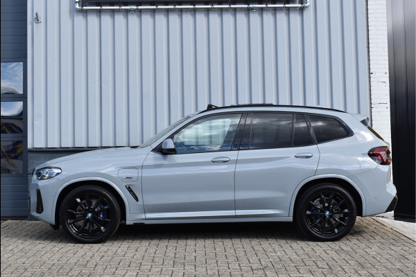 BMW X3 xDrive30e M-Sport Pakket 292 Pk Brooklyn Grau 12-2021 Laser Led Pano Navi Leder HUD Camera Carbon Trekhaak 20 Inch