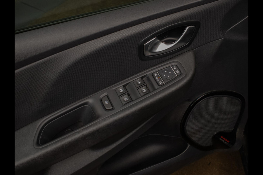 Renault Clio 0.9 TCe Sport (APPLE CARPLAY,NAVI,LED,CRUISE,CLIMATE,LM VELGEN,GETINT,SPORTSTOELEN,PDC,NETTESTAAT)
