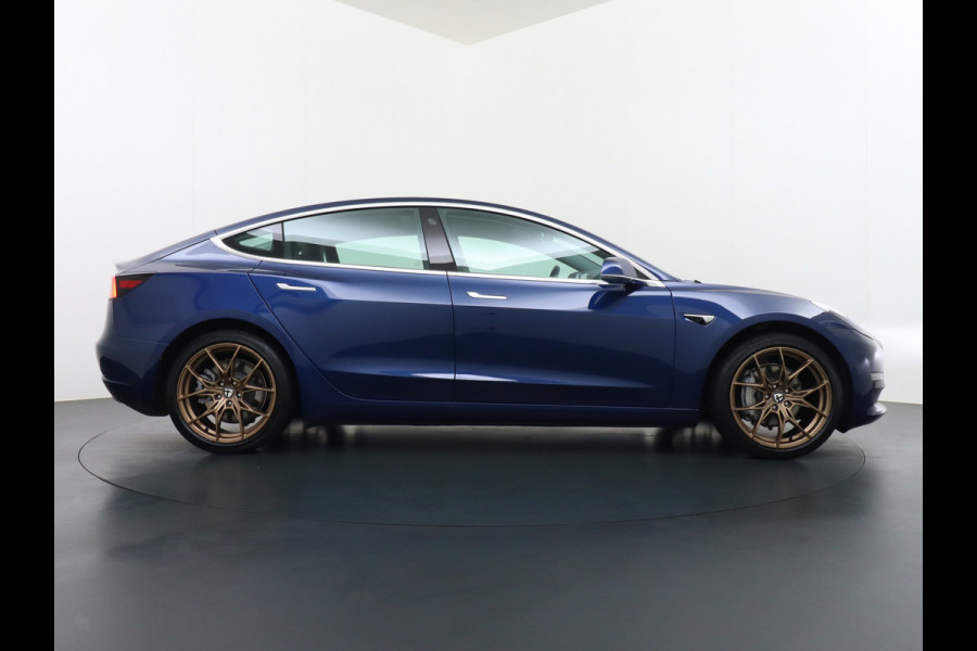 Tesla Model 3 Long Range AWD 75kWh 463PK Elektr.Achterklep ! 19"Lmv FSD-3 Computer Premium Audio AutoPilot Panoramadak Camera's Leer Adaptive- 4WD Stoel en achterbank verwarming Elektr.Stoelen+Memory+Easy-Entry WiFi 1e Eigenaar Origineel Nederlandse Auto Garantie op Accu/Motor tot 07-06-2027/192.000km