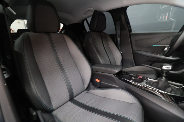 Peugeot 208 1.2 PureTech Blue Lease Allure [CAMERA 360+, PDC ACHTER, APPLE CARPLAY, ANDROID AUTO, CRUISE CONTROL, NAVIGATIE, AIRCONDITIONING, NIEUWSTAAT]