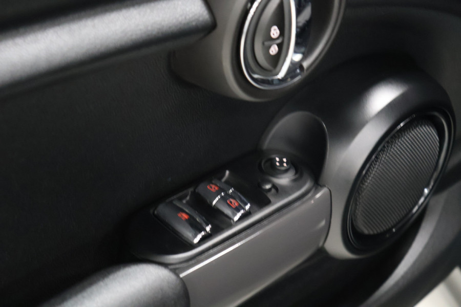 MINI Cabrio 1.5 Cooper Chili Serious Business [STOELVERWARMING, PARKEERSENSOREN, HALF LEDER/STOF, BLUETOOTH, CRUISE CONTROL, AIRCO, NIEUWSTAAT]