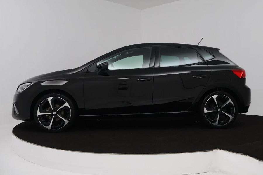 Seat Ibiza 1.0 EcoTSI FR Business Intense (ACHTERUITRIJCAMERA, STOELVERWARMING, DIGITALE COCKPIT, PARKEERSENSOREN, NAVIGATIE)