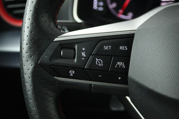 Seat Ibiza 1.0 EcoTSI FR Business Intense (ACHTERUITRIJCAMERA, STOELVERWARMING, DIGITALE COCKPIT, PARKEERSENSOREN, NAVIGATIE)
