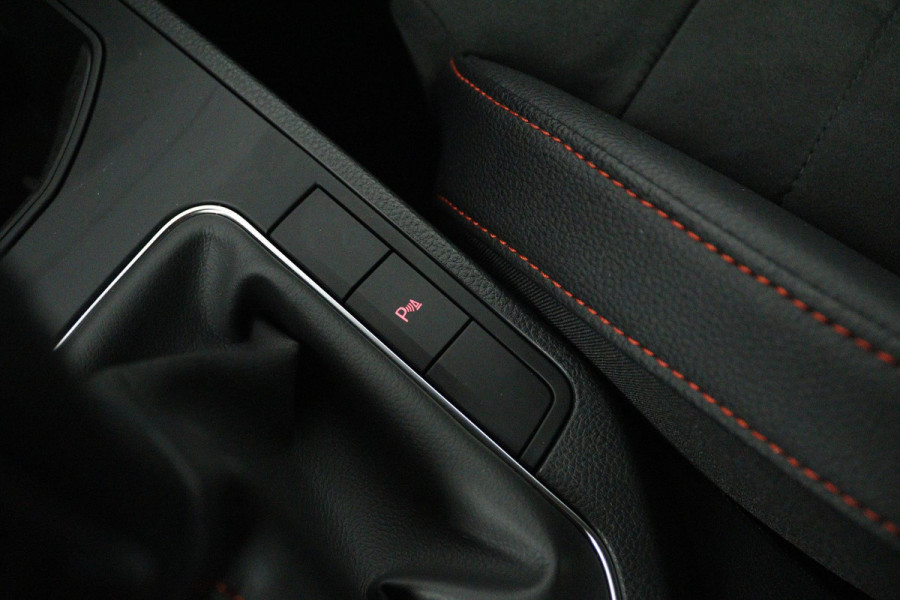 Seat Ibiza 1.0 EcoTSI FR Business Intense (ACHTERUITRIJCAMERA, STOELVERWARMING, DIGITALE COCKPIT, PARKEERSENSOREN, NAVIGATIE)