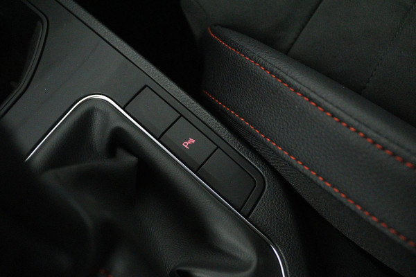 Seat Ibiza 1.0 EcoTSI FR Business Intense (ACHTERUITRIJCAMERA, STOELVERWARMING, DIGITALE COCKPIT, PARKEERSENSOREN, NAVIGATIE)