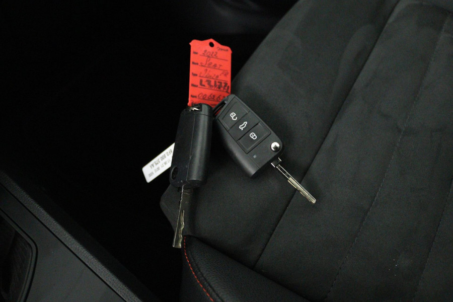Seat Ibiza 1.0 EcoTSI FR Business Intense (ACHTERUITRIJCAMERA, STOELVERWARMING, DIGITALE COCKPIT, PARKEERSENSOREN, NAVIGATIE)