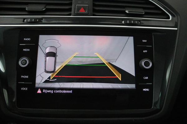 Volkswagen Tiguan 1.4 TSI ACT Comfortline Business (PANORAMADAK, ACHTERUITRIJCAMERA, NAVIGATIE, STOELVERWARMING, PARKEERSENSOREN)