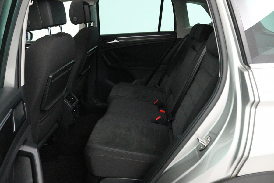 Volkswagen Tiguan 1.4 TSI ACT Comfortline Business (PANORAMADAK, ACHTERUITRIJCAMERA, NAVIGATIE, STOELVERWARMING, PARKEERSENSOREN)