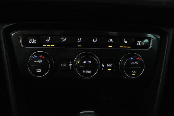 Volkswagen Tiguan 1.4 TSI ACT Comfortline Business (PANORAMADAK, ACHTERUITRIJCAMERA, NAVIGATIE, STOELVERWARMING, PARKEERSENSOREN)