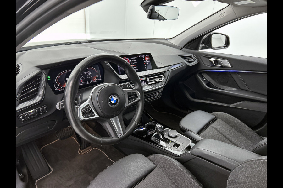 BMW 1-serie 118i Executive Edition Sport (NAVIGATIE, LED, SPORTSTOELEN, PDC, GOED ONDERHOUDEN)