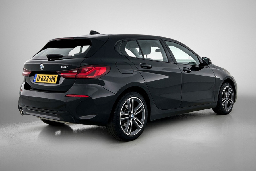 BMW 1-serie 118i Executive Edition Sport (NAVIGATIE, LED, SPORTSTOELEN, PDC, GOED ONDERHOUDEN)