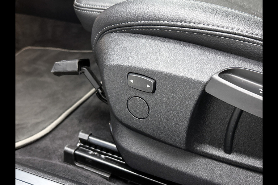 BMW 1-serie 118i Executive Edition Sport (NAVIGATIE, LED, SPORTSTOELEN, PDC, GOED ONDERHOUDEN)