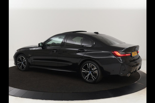BMW 3-serie 320e M Sport | Schuifdak | Trekhaak | Leder/Alcantara | Camera | Stoel & stuurverwarming | Carplay | Sfeerverlichting | Sportstoelen | Adaptief LED | Navigatie | Park Assist | Widescreen Display | PHEV | Plug In