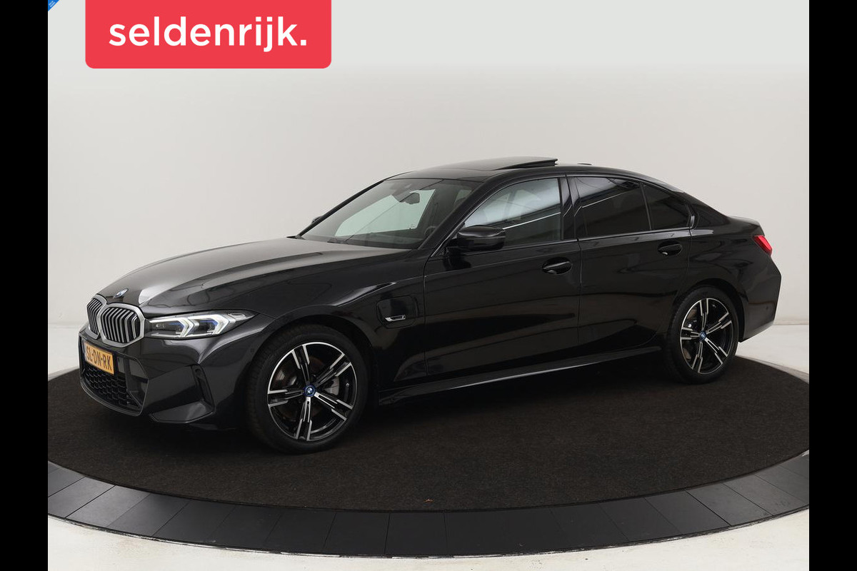 BMW 3-serie 320e M Sport | Schuifdak | Trekhaak | Leder/Alcantara | Camera | Stoel & stuurverwarming | Carplay | Sfeerverlichting | Sportstoelen | Adaptief LED | Navigatie | Park Assist | Widescreen Display | PHEV | Plug In