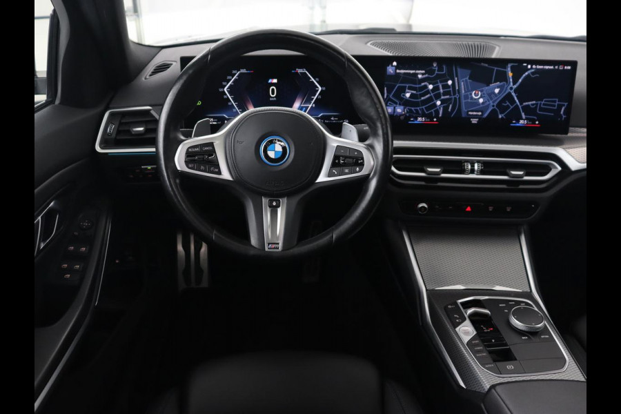 BMW 3-serie 320e M Sport | Schuifdak | Trekhaak | Leder/Alcantara | Camera | Stoel & stuurverwarming | Carplay | Sfeerverlichting | Sportstoelen | Adaptief LED | Navigatie | Park Assist | Widescreen Display | PHEV | Plug In