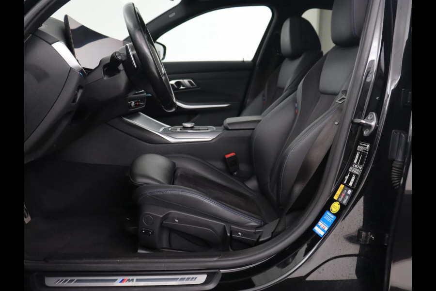 BMW 3-serie 320e M Sport | Schuifdak | Trekhaak | Leder/Alcantara | Camera | Stoel & stuurverwarming | Carplay | Sfeerverlichting | Sportstoelen | Adaptief LED | Navigatie | Park Assist | Widescreen Display | PHEV | Plug In