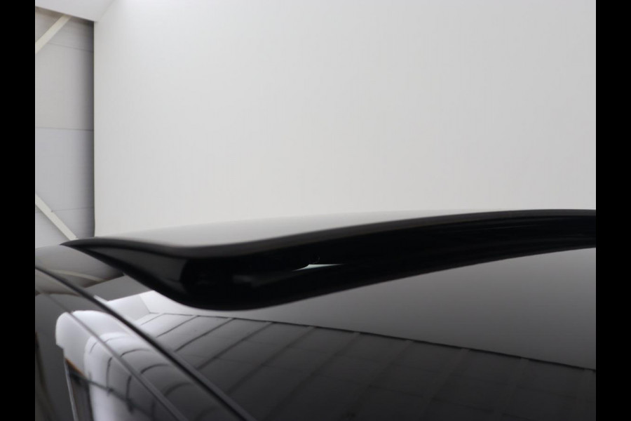 BMW 3-serie 320e M Sport | Schuifdak | Trekhaak | Leder/Alcantara | Camera | Stoel & stuurverwarming | Carplay | Sfeerverlichting | Sportstoelen | Adaptief LED | Navigatie | Park Assist | Widescreen Display | PHEV | Plug In
