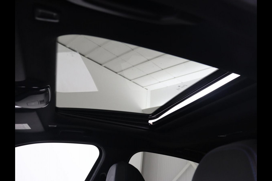 BMW 3-serie 320e M Sport | Schuifdak | Trekhaak | Leder/Alcantara | Camera | Stoel & stuurverwarming | Carplay | Sfeerverlichting | Sportstoelen | Adaptief LED | Navigatie | Park Assist | Widescreen Display | PHEV | Plug In