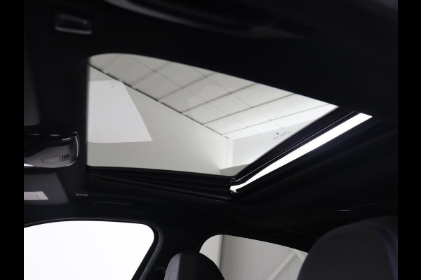BMW 3-serie 320e M Sport | Schuifdak | Trekhaak | Leder/Alcantara | Camera | Stoel & stuurverwarming | Carplay | Sfeerverlichting | Sportstoelen | Adaptief LED | Navigatie | Park Assist | Widescreen Display | PHEV | Plug In