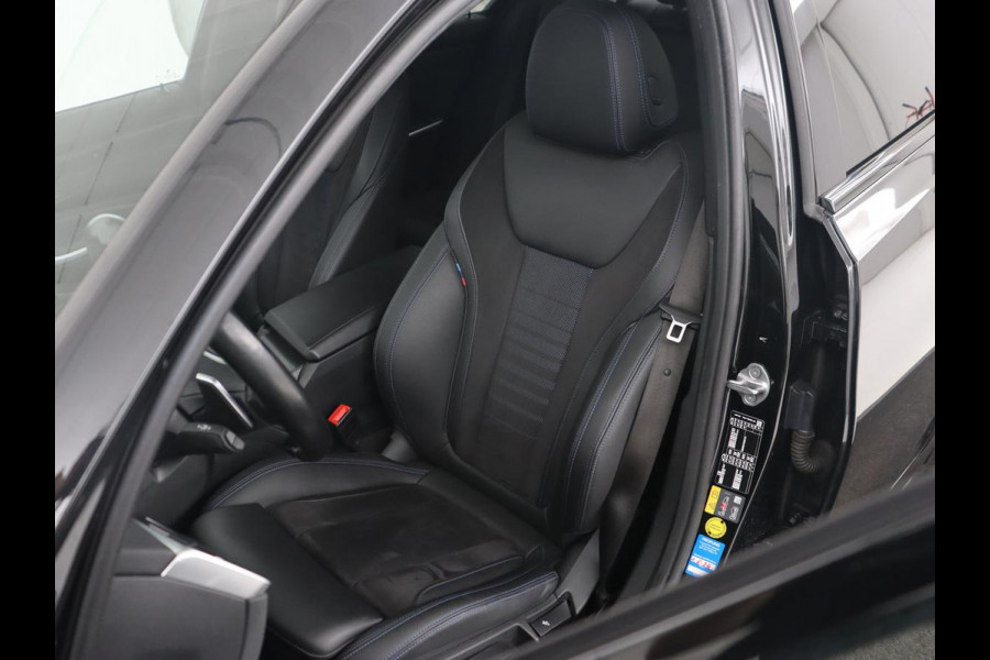 BMW 3-serie 320e M Sport | Schuifdak | Trekhaak | Leder/Alcantara | Camera | Stoel & stuurverwarming | Carplay | Sfeerverlichting | Sportstoelen | Adaptief LED | Navigatie | Park Assist | Widescreen Display | PHEV | Plug In
