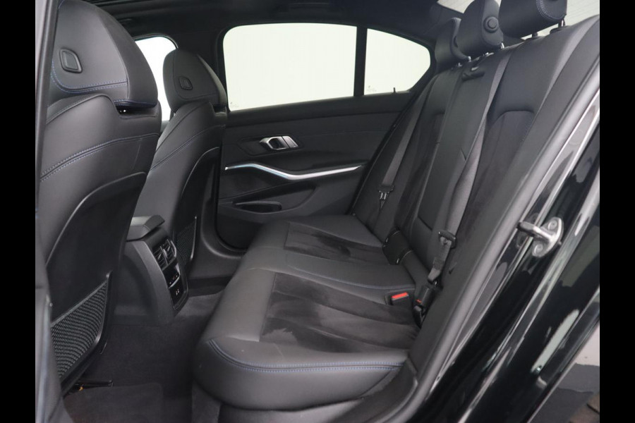 BMW 3-serie 320e M Sport | Schuifdak | Trekhaak | Leder/Alcantara | Camera | Stoel & stuurverwarming | Carplay | Sfeerverlichting | Sportstoelen | Adaptief LED | Navigatie | Park Assist | Widescreen Display | PHEV | Plug In